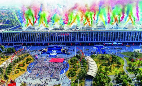 ▲ 2019 湖南(醴陵)國際陶瓷產(chǎn)業(yè)博覽會開幕現(xiàn)場。譚浩瀚 攝