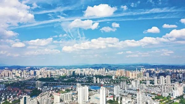 ▲ 荷塘區(qū)上空，白云朵朵。記者 謝慧