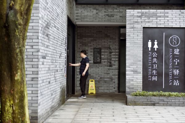 建設(shè)路“建寧驛站”，清早就有居民前往 劉震 攝